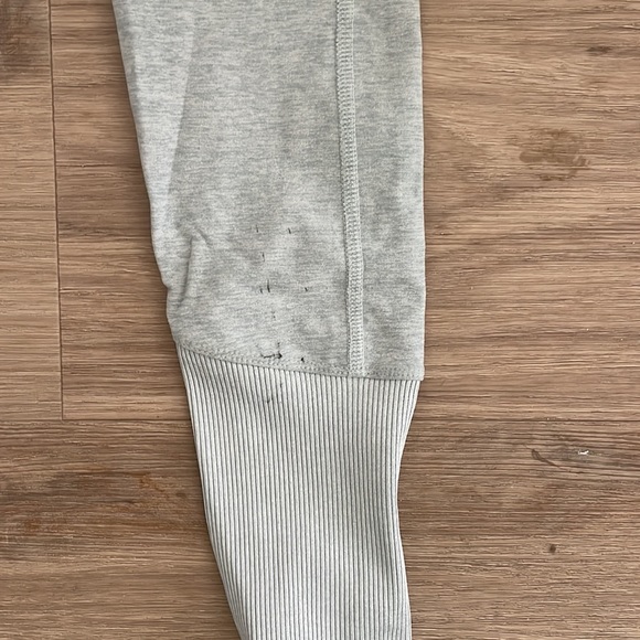 Alo legging size small.  Very light pilling and small marks. All shown in photos - Picture 6 of 8